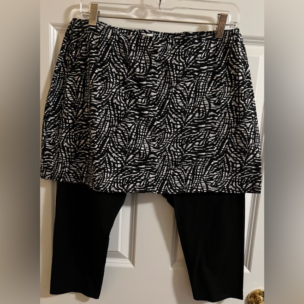 Preowned Legacy crop leggings with attached skirt. Size L